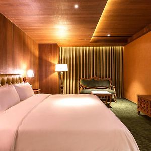 Premier King Suite